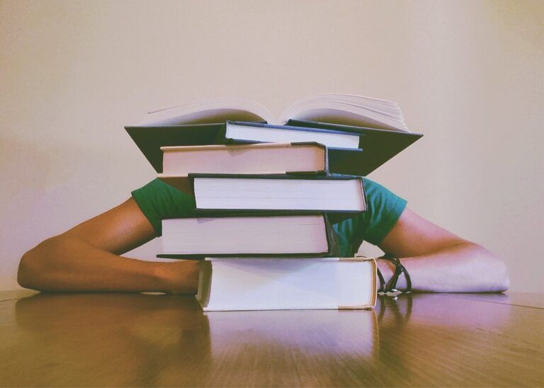 Books student libra universitet.jpg